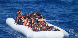 Migranti, Alarm Phone: “68 persone in pericolo, molti bambini”