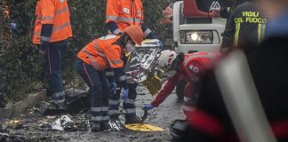 Aereo caduto a Milano, pm: “Impatto molto violento, recupero salme difficile”