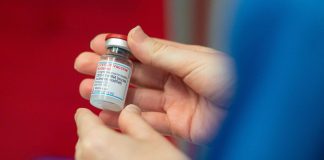 Vaccino Moderna, effetti collaterali seconda dose e efficacia: le news