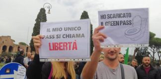No Green Pass, manifestazioni in tutta Italia: “Noi non molliamo mai”