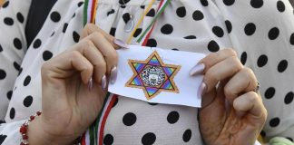 No Green pass choc a Novara, sfilata come prigionieri di Auschwitz