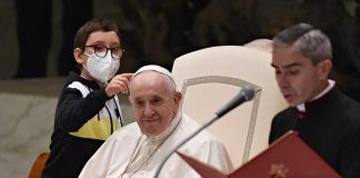 Papa, blitz di un bimbo a udienza generale per salutarlo