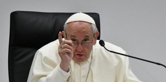 Pedofilia, Papa: “Chiesa incapace di mettere vittime al centro, vergogna”