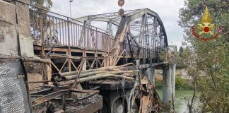 Roma, Ponte di ferro inagibile dopo l’incendio