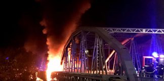 Notte di fuoco a Roma, incendio sul ‘Ponte di ferro’