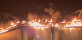 Roma, incendio divora ponte dell’Industria – video