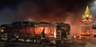 Roma, incendio in deposito Atac Tor Sapienza: 20 bus distrutti