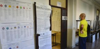 Elezioni Roma, scambio schede in diversi municipi e votazioni sospese