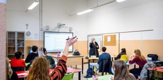 Covid, senza vaccino 90mila tra prof e personale scuola: meno del 6%