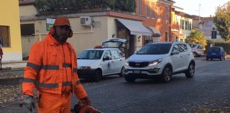 Previsioni meteo avverse, a Curtatone operai al lavoro per spazzare le foglie
