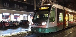 Roma, scontro fra volante e tram: gravi due agenti