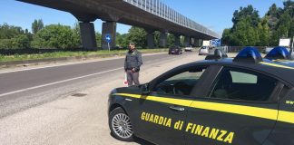 Cerca di scappare rischiando di investire i finanzieri, poi finisce nel fosso. Arrestato spacciatore