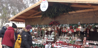 La magia del Natale si infonde in Piazza Virgiliana. Tanta gente già ai Mercatini e alla pista di pattinaggio