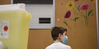 Vaccino 5-11 anni, Crisanti: “Avrei aspettato ancora a decidere”