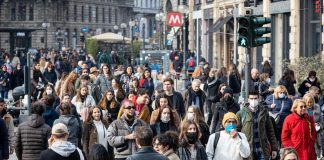 Mascherina, obbligo all’aperto: cosa dicono gli esperti