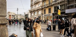 Covid oggi Milano, verso obbligo mascherine all’aperto in centro