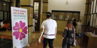 Covid oggi Italia, oltre 10mila contagi. Green pass e terza dose: ipotesi sul tavolo