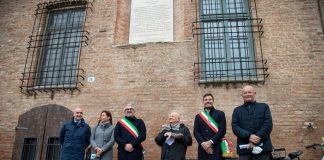 Inaugurata l’epigrafe dantesca sulla facciata di Palazzo Castiglioni