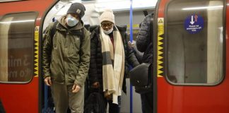 Variante Omicron spaventa Europa: da Gb a Germania, scattano misure