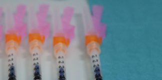 Variante Omicron, ad Moderna: “Vaccini attuali molto meno efficaci”