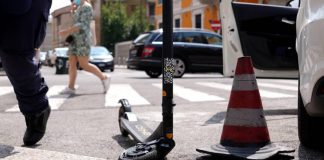 Biella, auto contro monopattino: morto 19enne