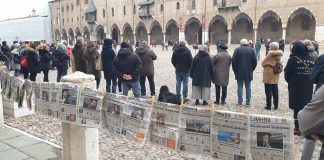 No vax in piazza Sordello per la 18° volta. Appese tra le colonne alcune prime pagine dei giornali