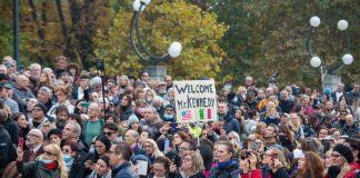 No Green pass Milano, migliaia in piazza con Robert Kennedy jr