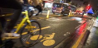 Covid oggi Francia, boom prenotazioni terza dose dopo stretta su Green pass