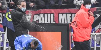 Lione-Marsiglia sospesa, bottiglia colpisce Payet – Video