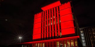 Violenza su donne, Palazzo Q8 sede di Roma si tinge di rosso