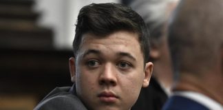 Usa, assolto Rittenhouse: uccise 2 manifestanti anti razzisti a Kenosha
