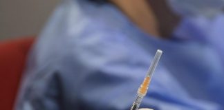 Terza dose vaccino per tutti, 2 italiani su 3 favorevoli: sondaggio
