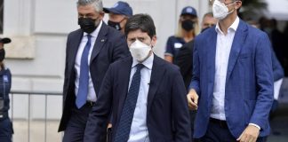 Terza dose vaccino, Speranza: “Non è di destra né di sinistra”