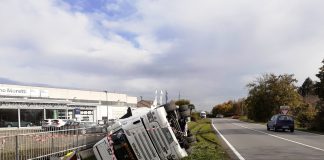 Tir si ribalta a Pegognaga, l’autista rifiuta l’alcol test: denunciato 43enne