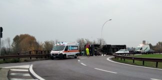 Bagnolo, tir si ribalta sulla Romana: traffico in tilt