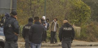 Rave party a Torino, sono ancora in centinaia: irrompe la polizia