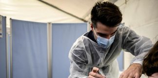 Variante Omicron, Ema: “Vaccini continueranno a proteggere”