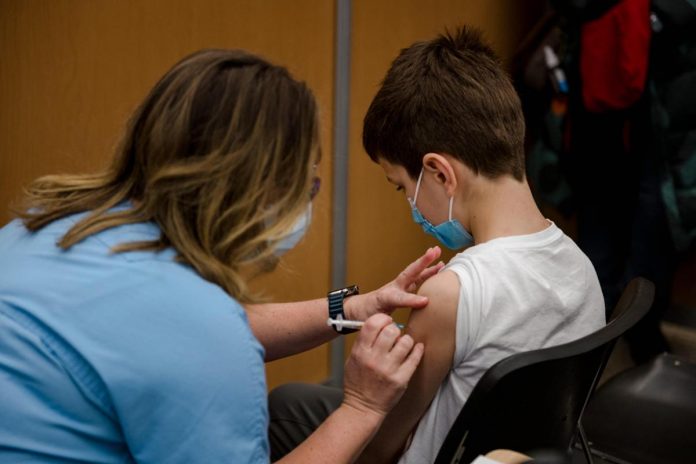 Covid: Aifa, approvato vaccino Pfizer per fascia 5-11 anni. Dose ridotta in 2 somministrazioni