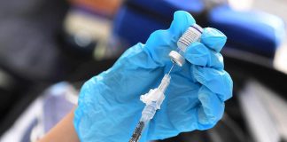 Terza dose vaccino anticipata, Andreoni: “Cautela, sì per fragili e over 80”