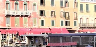 Vaccino Covid, a Venezia salpa il vaporetto pro-vax