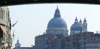 Covid oggi Venezia, mascherina obbligatoria a fiere di Natale