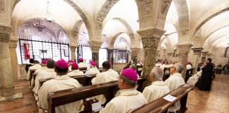 No vax, anatema dei vescovi: “Lontani da Vangelo e Costituzione”