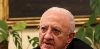 De Luca: “Tv? Pollai con conduttori palloni gonfiati”