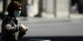 Covid oggi Italia, Andreoni: “Indossare tutti mascherine anche all’aperto”
