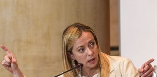 Vaccino, Meloni “Desecretare i contratti con le case farmaceutiche”