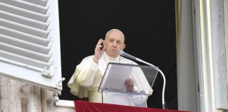 Papa “davanti a chi emigra non possiamo girarci dall’altra parte”