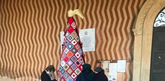 Un albero di Natale filato a mano per la loggia comunale di Bozzolo: dono di Anni Piú-Avuls