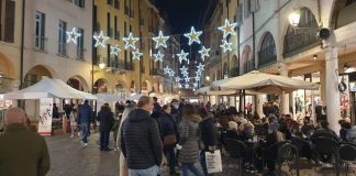 Stretta in città sui brindisi della Vigilia: in arrivo l’ordinanza antiassembramento