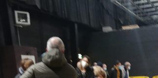 Lunghe code al freddo e assembramenti: ancora proteste all’hub de La Favorita. Arrivano in aiuto i medici di famiglia Lunghe code al freddo e assembramenti: ancora proteste al Grana Padano Arena. Arrivano in aiuto i medici di famiglia