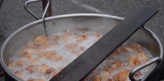 Al mercato contadino di Borgochiesanuova domani si preparano i ciccioli